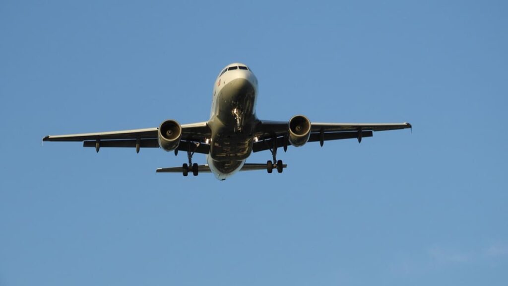他と差別化したアプローチをイメージさせる飛行機の画像